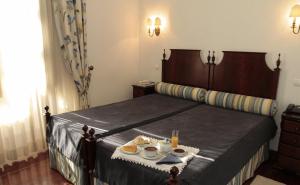 A bed or beds in a room at Hotel Rural Villa do Banho