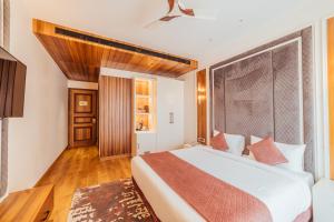 Tempat tidur dalam kamar di The Ramayana Hotel, Ayodhya