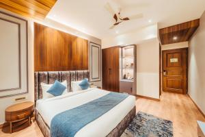 Tempat tidur dalam kamar di The Ramayana Hotel, Ayodhya