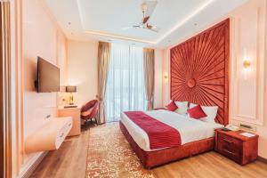 Tempat tidur dalam kamar di The Ramayana Hotel, Ayodhya