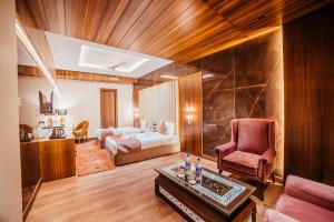 Tempat tidur dalam kamar di The Ramayana Hotel, Ayodhya