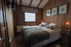 sypialnia z 2 łóżkami i oknem w obiekcie Loma del Viento w mieście Farellones