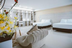 ein Wohnzimmer mit 2 Betten und einem Sofa in der Unterkunft Hotel Súper Estrellas in Barrancabermeja