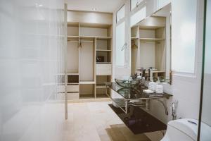 ein Badezimmer mit einem Glaswaschbecken und einem WC in der Unterkunft Hotel Súper Estrellas in Barrancabermeja