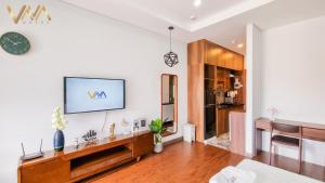 Kuchyň nebo kuchyňský kout v ubytování VNAHOMES Serviced Apartment