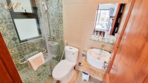 Koupelna v ubytování VNAHOMES Serviced Apartment + 37 fotografií