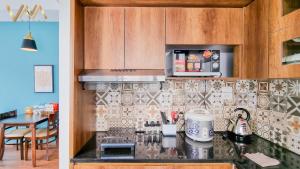 Kuchyň nebo kuchyňský kout v ubytování VNAHOMES Serviced Apartment