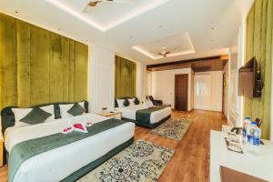 Tempat tidur dalam kamar di The Ramayana Hotel, Ayodhya