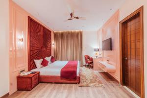 Tempat tidur dalam kamar di The Ramayana Hotel, Ayodhya
