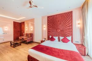 Tempat tidur dalam kamar di The Ramayana Hotel, Ayodhya