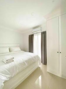 Llit o llits en una habitació de Loewys Home Tanjung Duren Jakarta Barat