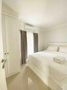 Llit o llits en una habitació de Loewys Home Tanjung Duren Jakarta Barat