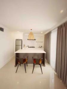 Cuina o zona de cuina de Loewys Home Tanjung Duren Jakarta Barat