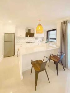Cuina o zona de cuina de Loewys Home Tanjung Duren Jakarta Barat