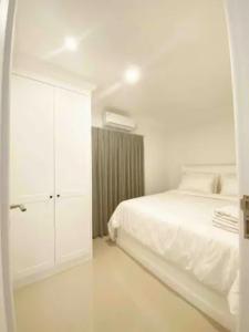Llit o llits en una habitació de Loewys Home Tanjung Duren Jakarta Barat