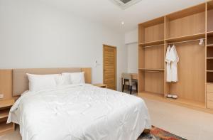 Ein Bett oder Betten in einem Zimmer der Unterkunft Areeya Villa Layan Phuket