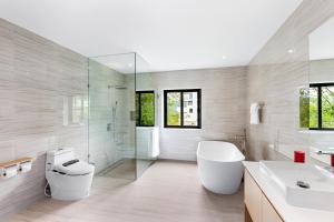 Ein Badezimmer in der Unterkunft Areeya Villa Layan Phuket