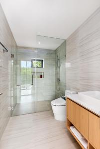 Ein Badezimmer in der Unterkunft Areeya Villa Layan Phuket