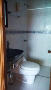 y baño con aseo y lavamanos. en Bonito apartamento en Cartagena con garaje gratuito en Cartagena de Indias