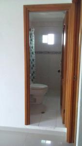 baño con aseo y ducha con ventana en Bonito apartamento en Cartagena con garaje gratuito en Cartagena de Indias