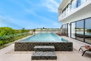 Der Swimmingpool an oder in der Nähe von Areeya Villa Layan Phuket