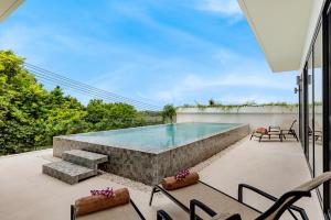 Der Swimmingpool an oder in der Nähe von Areeya Villa Layan Phuket