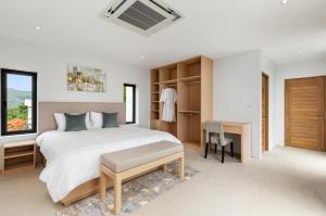 Ein Bett oder Betten in einem Zimmer der Unterkunft Areeya Villa Layan Phuket