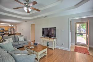 Un lugar para sentarse en Peaceful Waxahachie Home with Private Backyard!