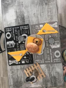 un tavolo con una ciambella in una scatola sopra di La casa di Nina a Lecce