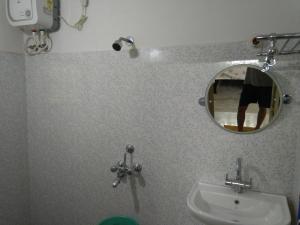 Ένα μπάνιο στο RNR Homestay Santiniketan