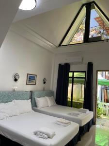 Seaside traveler's Inn by Camiguin Island Home tesisinde bir odada yatak veya yataklar