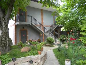 una casa con scala e giardino di Hotel Beni a Akhaltsikhe