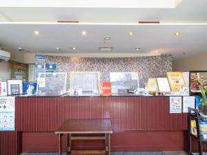 eine Bar mit einem Holztisch und einer Holzbank in der Unterkunft Nagasaki Orion Hotel in Nagasaki