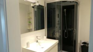 Un baño con lavabo y ducha con espejo. en Ventur Balcony, en Caniço 24 fotos más