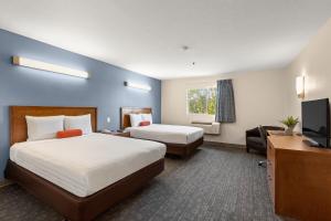 Tempat tidur dalam kamar di Good Nite Inn Fremont