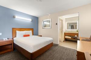 Habitación de hotel con cama y baño en Good Nite Inn Fremont, en Fremont
