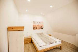ジークブルクにあるbonquartier - HOUSE 5BR - GARDEN - FOREST - TOP ROAD CONNECTIONのベッドと壁に絵が飾られた寝室