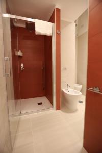 La salle de bains est pourvue d'une douche, de toilettes et d'un lavabo. dans l'établissement casa Elodie, à Naples