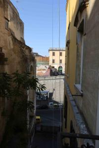 - une vue sur une rue depuis une ruelle située entre deux bâtiments dans l'établissement casa Elodie, à Naples