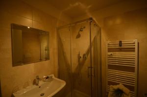 un baño con ducha y lavabo en B&B Room Italy, en Bérgamo 14 fotos más