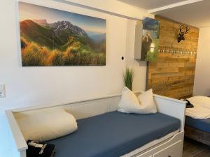 um quarto com duas camas e um quadro na parede em Ferienwohnung Beutelsbacherstr. 12 C em Stuttgart