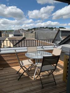 Un balcon sau o terasă la Duplex vieux marché quartier historique wifi/parking