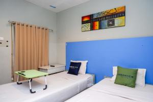 Ліжко або ліжка в номері Urbanview Hotel Syariah Prambanan by RedDoorz