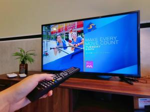 TV a/nebo společenská místnost v ubytování Legoland-HappyRainbow Suite at D'Pristine-8pax with Lakeview