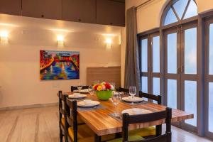 Reštaurácia alebo iné gastronomické zariadenie v ubytovaní Grey Mosaics by StayVista - Mountain-view villa in Vasai with Pool, Spacious lawn & Terrace