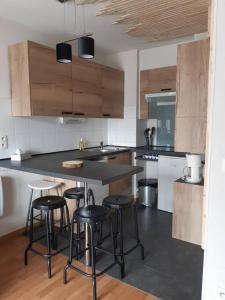 Una cocina o zona de cocina en Valfréjus appart 4/5 pers - résidence le Florence