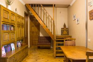TV a/nebo společenská místnost v ubytování Nino's Guest House