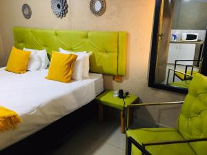 Un pat sau paturi într-o cameră la Asante’s Guest House