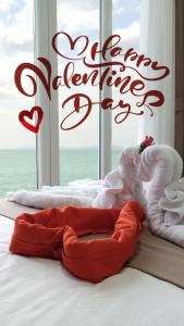 伊斯坦布尔sultanahmet musıc house的一张有标志的床上,上面写着阅读快乐的情人节前夕的标志 更多113张照片