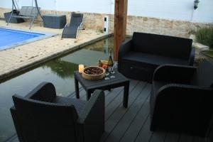 Výhľad na bazén v ubytovaní Chalet Mont Ventoux et Chalet VIP alebo v jeho blízkosti